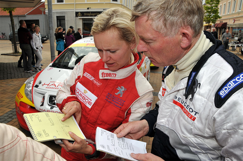 Anja Posorski, Tjele, og Freddy Petersen, Bjerringbro, er to af landets ypperste codrivere. Her sammenligner de tider under JUAL Rally
(Foto: Michael Eisenberg)